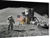 Astronaut salutes beside U.S. flag (maanlanding) - Foto op Dibond - 90 x 60 cm