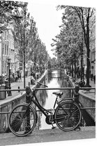 Oude Opoefiets op een brug van een Amsterdams kanaal - Foto op Dibond - 60 x 80 cm