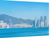 Gebergte achter de panoramische skyline van Busan - Foto op Dibond - 90 x 60 cm