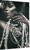 Close-up van een donkere vrouw met sieraden - Foto op Dibond - 60 x 90 cm