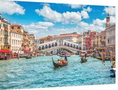 Gondeliers voor de Rialtobrug in zomers Venetië - Foto op Dibond - 90 x 60 cm
