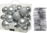 Kerstversiering kunststof kerstballen 6-8-10 cm met folieslingers pakket zilver van 28x stuks - Kerstboomversiering