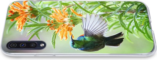 Telefoonhoesje Geschikt voor Samsung Galaxy A30s hoesje - Close-up van een kleurrijke vogel naast planten met oranje bloemen - Siliconen Telefoonhoesje Telefoonhoesje
