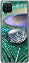 Geschikt voor Samsung Galaxy A12 hoesje - Close-up van een waterdruppel op de veer van een pauw - Siliconen Telefoonhoesje