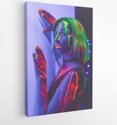 Onlinecanvas - Schilderij - Vrouw Raakt Muur Art Verticaal Vertical - Multicolor - 115 X 75 Cm
