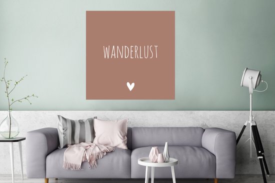 Poster Engelse quote "Wanderlust" met een hartje tegen een bruine achtergrond - 75x75 cm