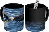 Magische Mok - Foto op Warmte Mok - Arend pakt een vis uit het water - 350 ML