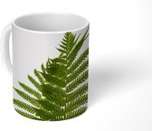 Mok - Groen varenblad op een lichte achtergrond - 350 ML - Beker