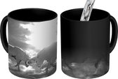 Magische Mok - Foto op Warmte Mok - Twee stieren onder een wolkenlucht met zonnestralen - zwart wit - 350 ML