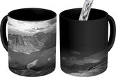 Magische Mok - Foto op Warmte Mok - In een vliegtuig over IJsland - zwart wit - 350 ML