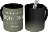 Magische Mok - Foto op Warmte Mokken - Koffiemok - Spreuken - Quotes Hotel Oma All Inclusive 24/7 Open - Oma - Moederdag - Quotes - Oma cadeau - Magic Mok - Beker - 350 ML - Theemo
