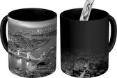 Magische Mok - Foto op Warmte Mok - Een skyline van Londen in de ochtendgloren - zwart wit - 350 ML