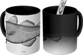 Magische Mok - Foto op Warmte Mokken - Koffiemok - Zwart-wit illustratie van een vis - Magic Mok - Beker - 350 ML - Theemok