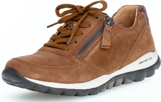 Bruine suède sneaker met ritssluiting en bruine veters, detail op een tweekleurige 'sensitive' zool.