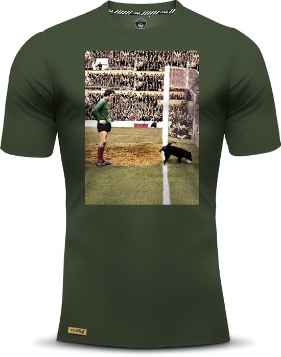 Groen t-shirt met opdruk van keeper en hond op het veld.