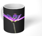 Mok - Een paarse geranium op een zwarte achtergrond - 350 ML - Beker