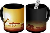 Magische Mok - Foto op Warmte Mok - tekening van een Afrikaanse zonsondergang met een giraffe en olifant - 350 ML