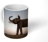 Mok - een olifant met een kleurrijke zonsondergang - 350 ML - Beker