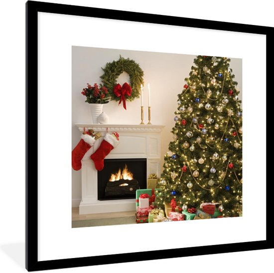 Affiche avec cadre Un sapin de Noël avec des cadeaux à côté d'une cheminée - 40x40 cm - Décoration de Noël - Décoration de Décorations de Noël - Décoration de Noël Salon