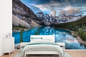 Behang - Fotobehang Blauw meer in het Nationaal park Banff in Canada - Breedte 420 cm x hoogte 280 cm