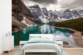Behang - Fotobehang Moraine Lake in het Nationaal park Banff in Noord-Amerika - Breedte 600 cm x hoogte 400 cm