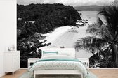 Behang - Fotobehang Groene natuur en witte stranden op het eiland Boracay - zwart wit - Breedte 330 cm x hoogte 220 cm