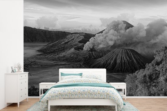 Behang - Fotobehang Indonesië - Vulkaan - Zwart - Wit - Breedte 390 cm x hoogte 260 cm