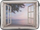 Laptophoes 15.6 inch - Doorkijk - Strand - Palmboom - Laptop sleeve - Binnenmaat 39,5x29,5 cm - Zwarte achterkant