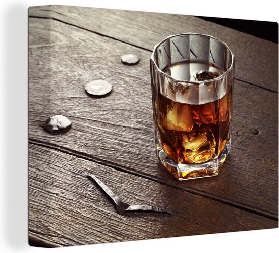 Canvas Schilderij Glas met whisky op een houten tafel - 40x30 cm - Wanddecoratie