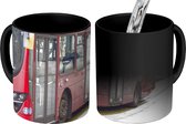 Magische Mok - Foto op Warmte Mok - Een moderne bus rijdt over de straten - 350 ML