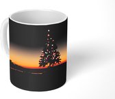 Mok - Kerstboom tijdens zonsopkomst - 350 ML - Beker - Kerst Cadeau - Kerst Cadeautjes - Kerstcadeau Man - Kerstcadeau Vrouw