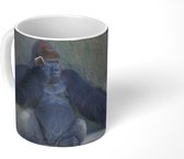 Mok - Een enorme Gorilla rust uit stenen muur - 350 ML - Beker