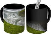 Magische Mok - Foto op Warmte Mok - Donkere wolken en groene omgeving bij de Gullfoss waterval - 350 ML
