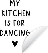 WallCircle - Muurstickers - Behangcirkel - Engelse quote "My kitchen is for dancing" met een hartje op een witte achtergrond - ⌀ 140 cm - Muurcirkel - Zelfklevend - Ronde Behangsticker