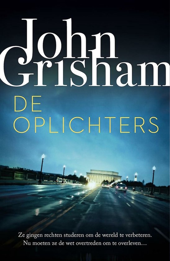 Boekcover met de tekst 'John Grisham DE OPLICHTERS' en een foto van een brug 's nachts met een gebouw op de achtergrond.