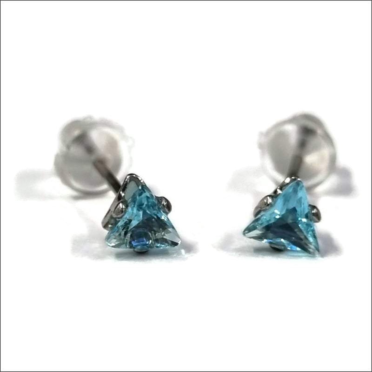 Aramat jewels ® - Zirkonia zweerknopjes driehoek 4mm oorbellen aqua blauw chirurgisch staal