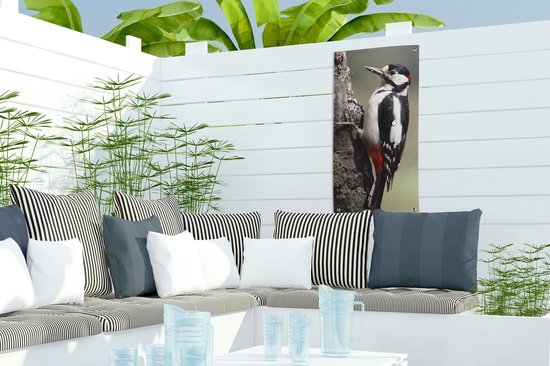 Tuinposter Een grote bonte specht in op een boomstam - 30x60 cm - Tuindoek - Buitenposter