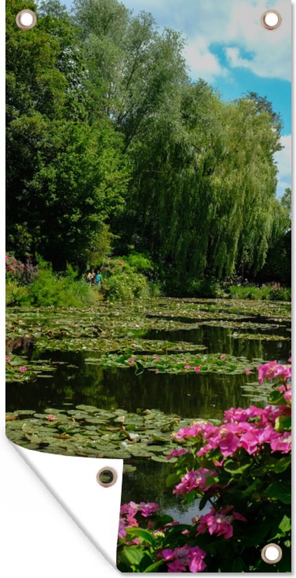 Zomerdag met waterlelies in het water in Monet's tuin in Frankrijk