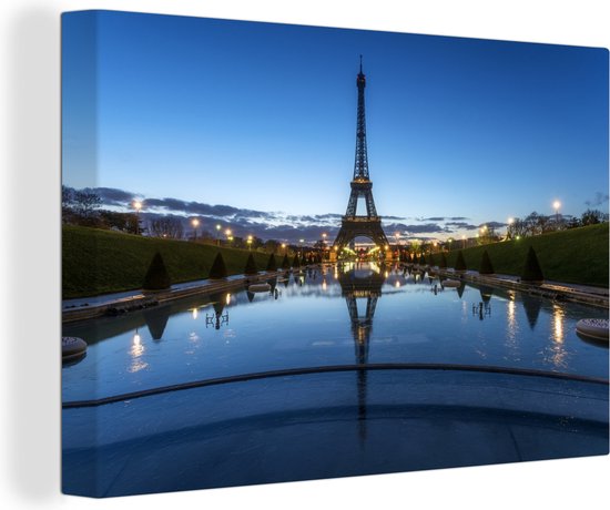 Canvas Schilderij De Eiffeltoren in de avond met een erg heldere lucht in Parijs - 90x60 cm - Wanddecoratie