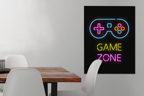 Toile noire avec néons : manette bleue, texte jaune 'GAME', texte rose 'ZONE', dans un salon.
