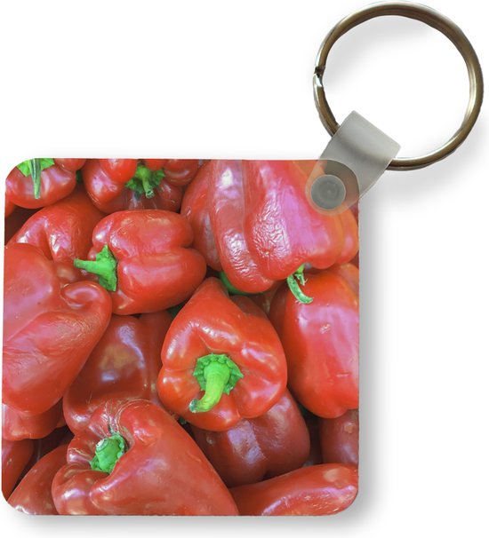 Sleutelhanger - Uitdeelcadeautjes - Een glimmende stapel rode paprika's - Plastic