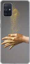 Geschikt voor Samsung Galaxy A51 5G hoesje - Vrouw met goud geverfde handen en een wolk van glitters - Siliconen Telefoonhoesje