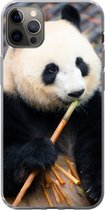Geschikt voor iPhone 12 Pro Max hoesje - Reuzepanda - Bamboe - Bladeren - Siliconen Telefoonhoesje