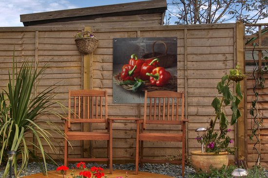 Posters de jardin Quatre poivrons rouges sur un panier en osier - 50x50 cm - Toile jardin - Affiche extérieure