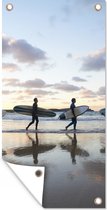 Schuttingposter Surfers langs het strand - 100x200 cm - Tuindoek