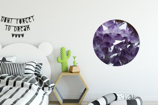 Cercle mural - Cercle mural Indoor - ⌀ 60 cm - Plastique - Gros plan d'une améthyste sur fond sombre