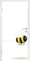 Deursticker een vliegende bij - 75x205 cm - Deurposter