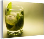 Wanddecoratie Metaal - Aluminium Schilderij Industrieel - Mojito cocktail op een groene achtergrond - 60x40 cm - Dibond - Foto op aluminium - Industriële muurdecoratie - Voor de woonkamer/slaapkamer