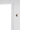 Detail van een gat in een witte houten staander.