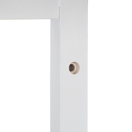 Detail van een gat in een witte houten staander.